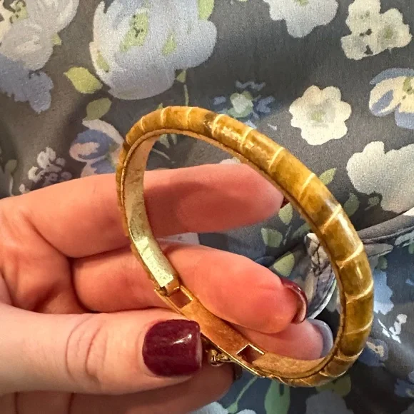 Elegant Gold Bracelet - Picture 4 of 10